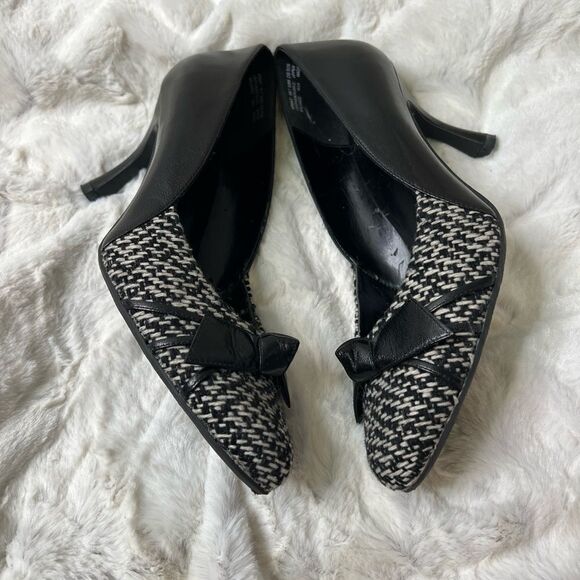 Apostrophe Heels  - Picture 3 of 10